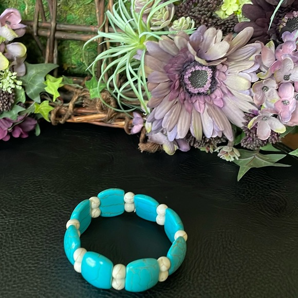 Turquoise and White Dyed Howlite Elastic Bracelet - Picture 3 of 6